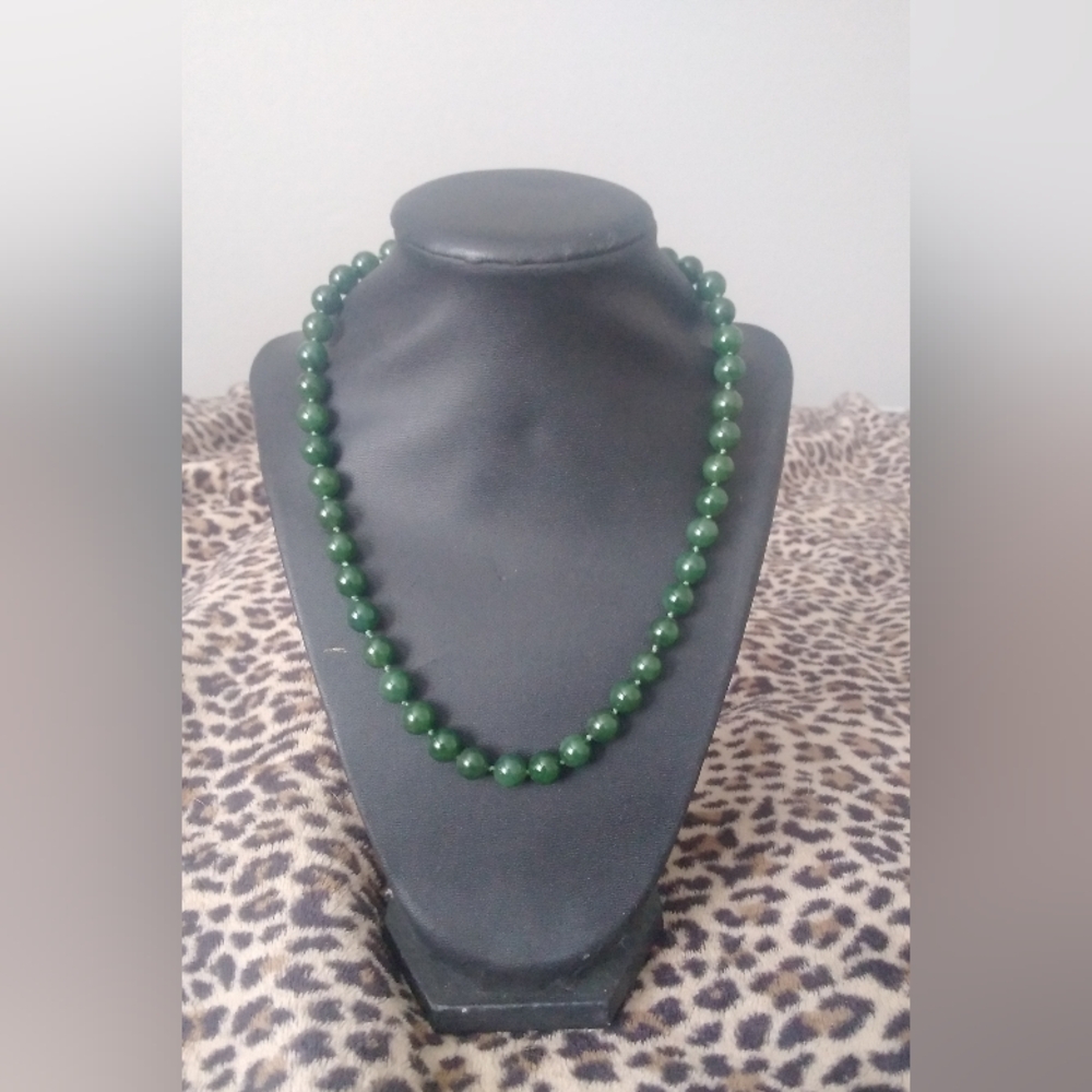 Vintage Necklace Green Jadeite Nephrite 1940s Knotted 14k Clasp